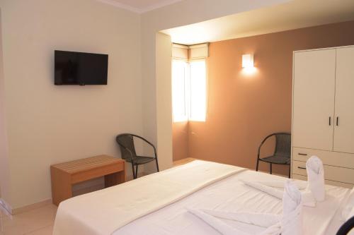 Μια τηλεόραση ή/και κέντρο ψυχαγωγίας στο Mithos Premium Rooms