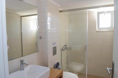 Ένα μπάνιο στο Mithos Premium Rooms