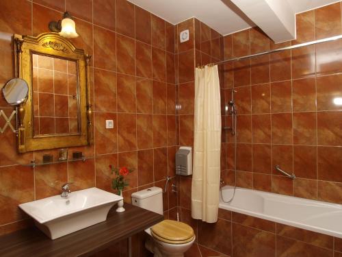Vonios kambarys apgyvendinimo įstaigoje Hotel Puntijar