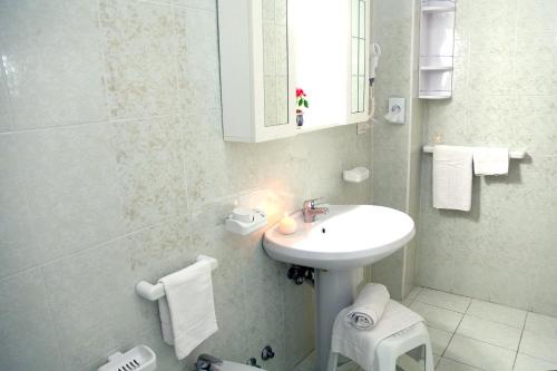 Hotel Desìo في كاستيلاماري دي ستابيا: حمام أبيض مع حوض ومرحاض