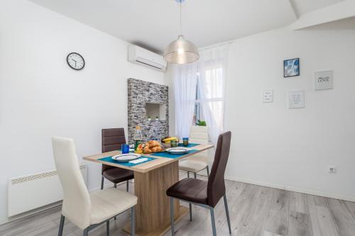 a kitchen and dining room with a table and chairs at Bella Central apartment in Rijeka