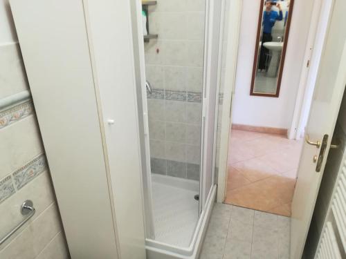 La salle de bains est pourvue d'une douche avec une porte en verre. dans l'établissement CASA DELLE ARANCE, à Monterosso al Mare