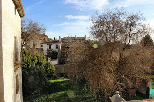 a view of a yard with houses in the background at Casa del Hortelano in Chinchón