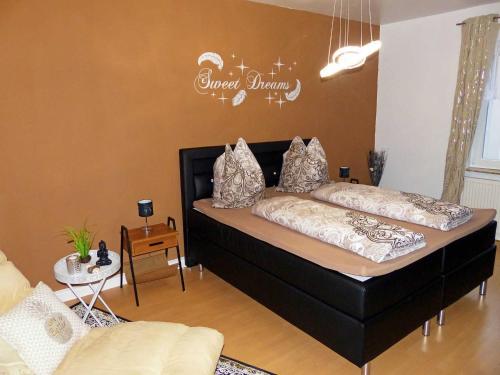 1 dormitorio con 2 camas y un cartel en la pared en Müritz Apartments in Waren Müritz en Waren