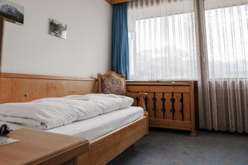 Ein Bett oder Betten in einem Zimmer der Unterkunft Hotel Vier Jahreszeiten