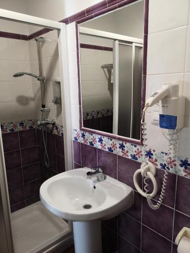 a bathroom with a sink and a mirror at Pensión Venta Julián HCA01134 in El Bosque