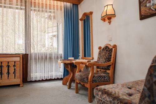 Ein Sitzbereich in der Unterkunft Hotel Vier Jahreszeiten