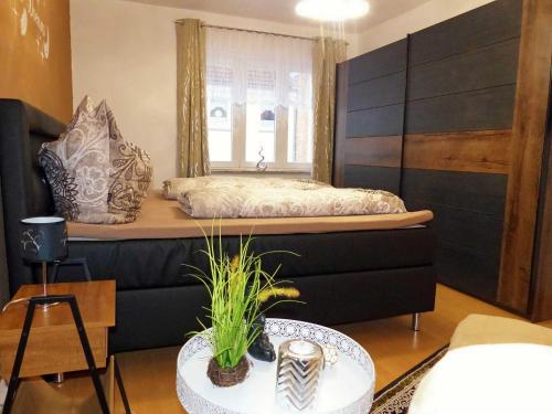 - un salon avec un lit et une fenêtre dans l'établissement Müritz Apartments in Waren Müritz, à Waren
