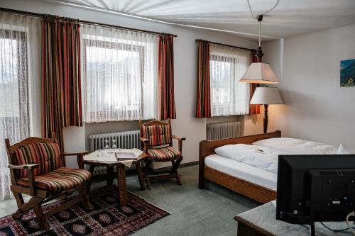 Ein Bett oder Betten in einem Zimmer der Unterkunft Hotel Vier Jahreszeiten