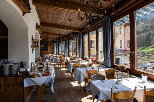 Ein Restaurant oder anderes Speiselokal in der Unterkunft Hotel Vier Jahreszeiten 