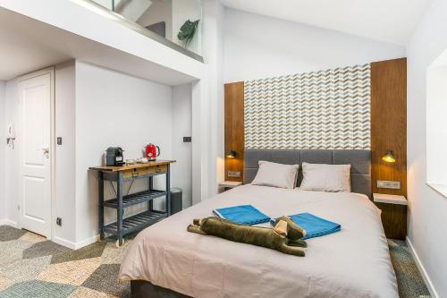 ein Schlafzimmer mit einem großen Bett mit blauen Handtüchern darauf in der Unterkunft caput mundi in Krakau
