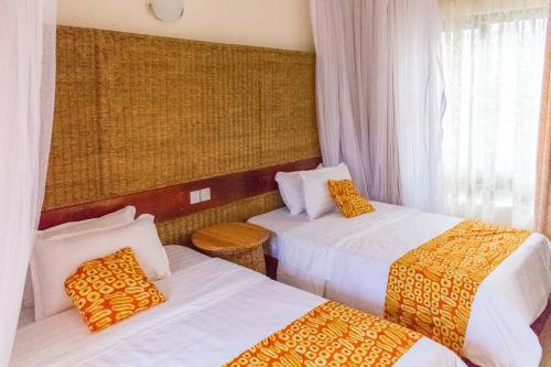 Un pat sau paturi într-o cameră la Tooro Fairway Hotel