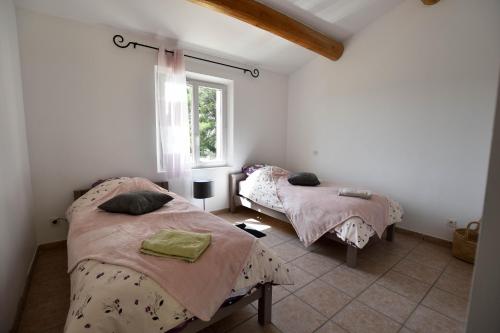 Katil atau katil-katil dalam bilik di LA BASTIDE DE LUSON Villa 4 chambres Spa Sauna Piscine chaufée boulodrome