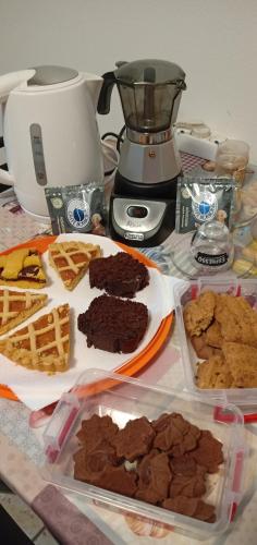 a table with a plate of food and a blender at Adria Bella Locazione Turistica in Adria