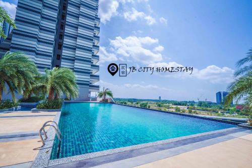 a swimming pool in the middle of a building at Pangsapuri Meridian by RR JBcity in Nusajaya
