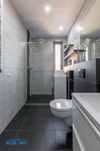 Koupelna v ubytování Apartamenty BlueSky - Ogrodnicza 7 i 9 - z widokiem na góry, w zielonej okolicy, blisko centrum i atrakcji Karpacza