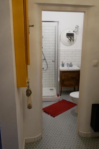 un bagno con doccia, WC e lavandino di Apartmán Zlaté časy na Trojici a Banská Štiavnica