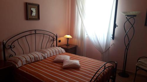 1 dormitorio con 1 cama con 2 almohadas en Villa Carol, en Ribera