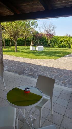 a table and two chairs and a table and a table at B&B Villa dei Sogni in Eboli