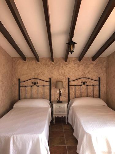 two beds in a room with twoermottermott at El Cortijillo in Alfaíz