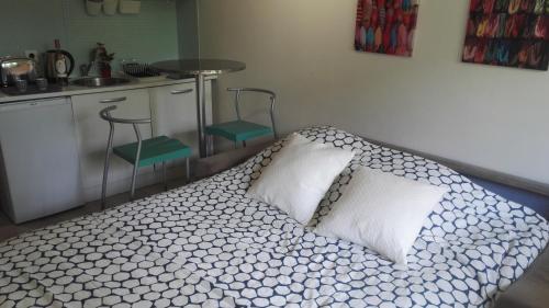 Il comprend une chambre avec un lit et une cuisine avec des chaises. dans l'établissement Studio Central Park, à Cannes