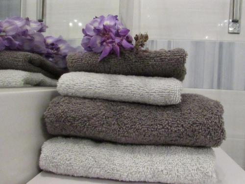 einen Stapel Handtücher auf einer Theke im Bad in der Unterkunft Sul Mare B&B in Diamante