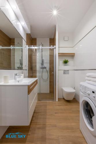 Koupelna v ubytování Apartamenty BlueSky - Ogrodnicza 7 i 9 - z widokiem na góry, w zielonej okolicy, blisko centrum i atrakcji Karpacza