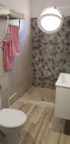 une salle de bain avec toilettes, lavabo et douche dans l'établissement Studio Lou Nidou, Nice Centre, à Nice