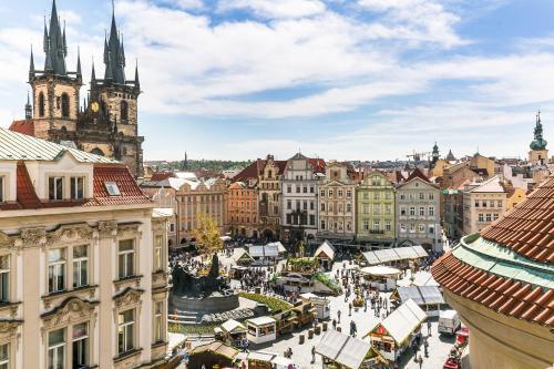 een luchtzicht op een stad met gebouwen en markten bij The Old Town Square & Parizska Apartments in Praag