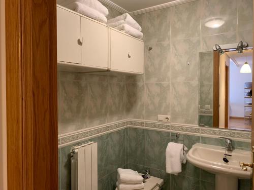 a bathroom with a sink and a toilet at La Vie en Rose Piso en el centro in Briviesca