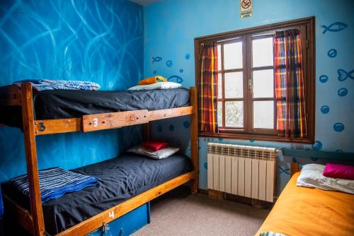 a room with two bunk beds and a window at Hostel Cruz del Sur in Ushuaia