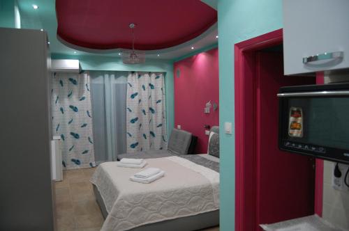 een kleine kamer met een bed en een televisie bij Guesthouse Zografia in Vrasná