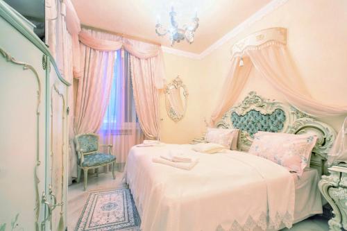 a pink bedroom with a bed and a chair at Fiore d'arancio Luxury City Center Apartment in Verona