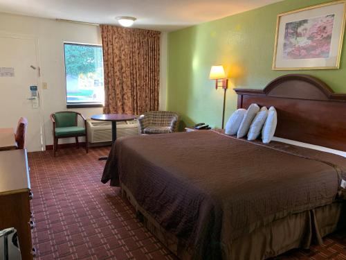 מיטה או מיטות בחדר ב-Royal Regency Inn