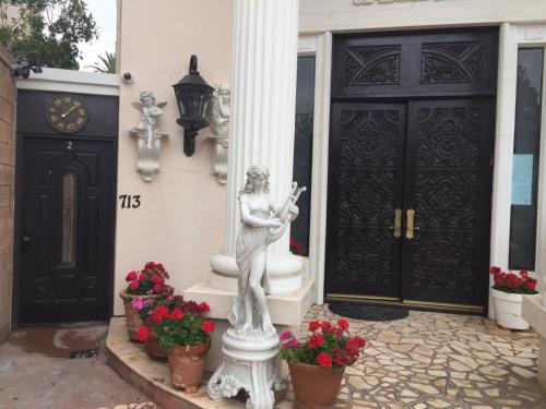 Entire Second Flr - Santa Monica Luxury Roman Villa photo 19