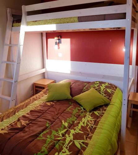 une chambre avec un lit superposé et une échelle dans l'établissement Les Ecrins de la Badine - hameaux, à Hyères