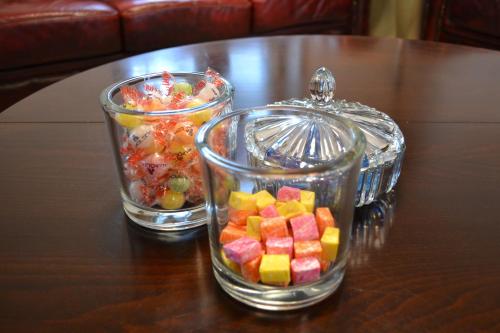 two glass containers filled with fruit on a table at B&B Allegambe's Goed in Zedelgem