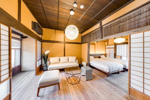 מיטה או מיטות בחדר ב-EN Takeda Castle Town Hotel