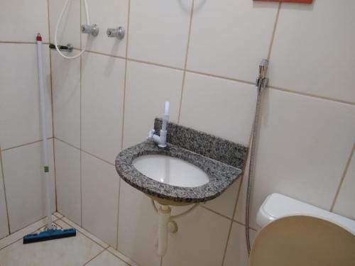 ジャボチカトゥバスにあるJACARANDÁ Chalés com piscina em São José da Serra MGの洗面台とトイレ付きのバスルーム