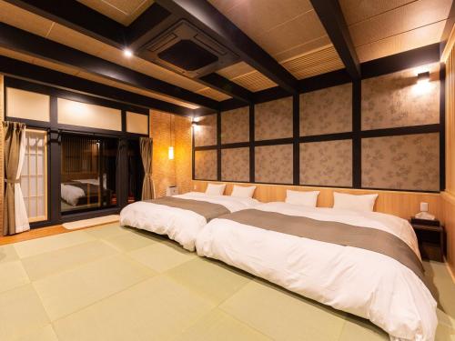 Postel nebo postele na pokoji v ubytování Katsuragi Onsen Happuu No Yu