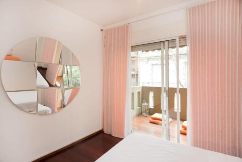una camera con un grande specchio e un letto di Trendy and Cozy Studio Palermo a Buenos Aires