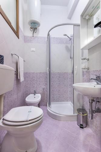 a bathroom with a toilet and a sink and a shower at IN CENTRO ROOMS Vicino Cefalù SELF-CHEK-IN in Campofelice di Roccella
