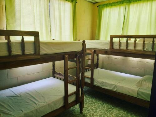 Łóżko lub łóżka piętrowe w pokoju w obiekcie Hostal Doña Marta