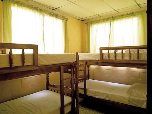 Двухъярусная кровать или двухъярусные кровати в номере Hostal Doña Marta