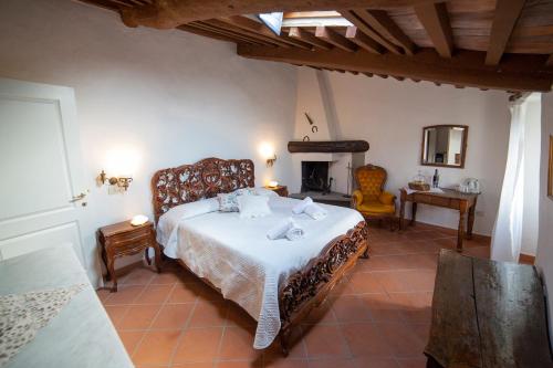 een slaapkamer met een groot bed en een open haard bij Dulcis in Borgo in Santa Lucia