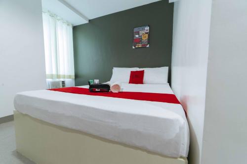 Кровать или кровати в номере RedDoorz Plus @ Roxas Street Davao