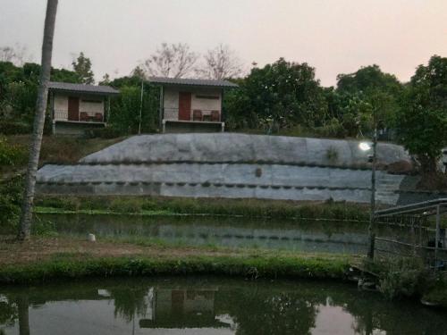 湄沙良的住宿－邁沙良班蘇安薩克賈伊旅館，水体旁的大水泥堆