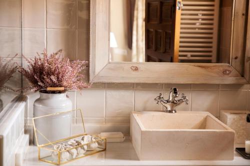 A bathroom at Hotel Rural Las Tejuelas