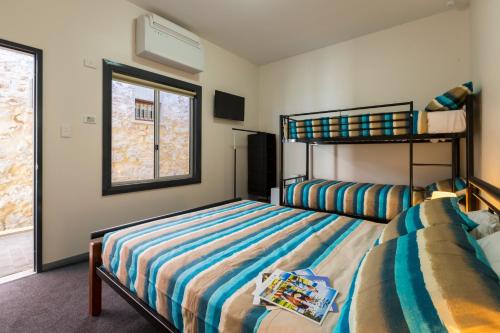 Postel nebo postele na pokoji v ubytování YHA Fremantle Prison