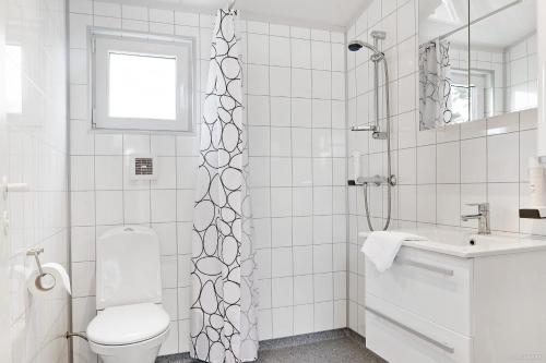 First Camp Karlstorp-Halmstad في هالمستاد: حمام ابيض مع مرحاض ومغسلة